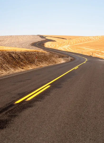 Camino abierto carretera de dos carriles Oregon paisaje cosechado tierras agrícolas — Foto de Stock