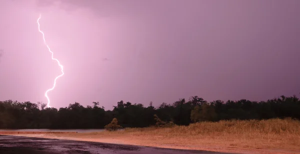 Deep South burza z piorunami błyskawica Strike nad rzeką — Zdjęcie stockowe