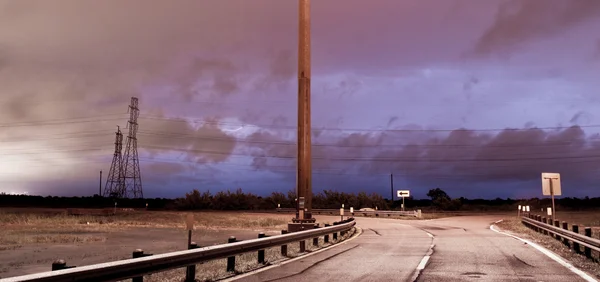 Derin Güney fırtına yıldırım üzerinde yol elektrik St — Stok fotoğraf