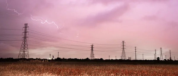 Foudre d'orage du sud profond frappe sur les lignes électriques Polonais — Photo