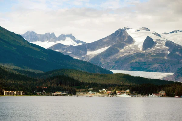 Gemi liman Juneau Amerika Birleşik Devletlerinde Alaska bırakarak Feribot Tekne görünümü — Stok fotoğraf