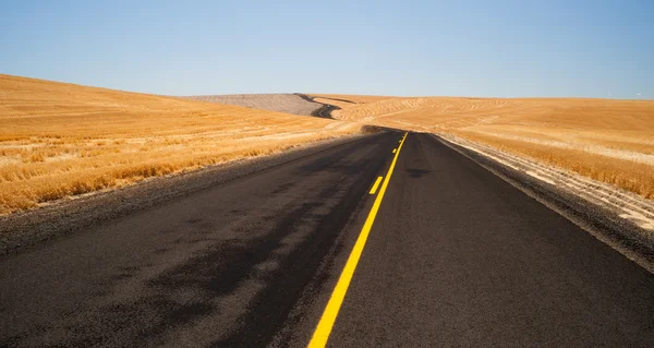Открытая дорога Двухполосная автомагистраль Орегон Пейзаж Собранные фермы — стоковое фото