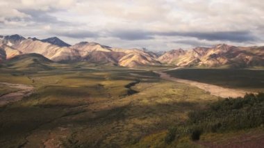 Tepeler ve vadiler Denali Alaska topraklarının