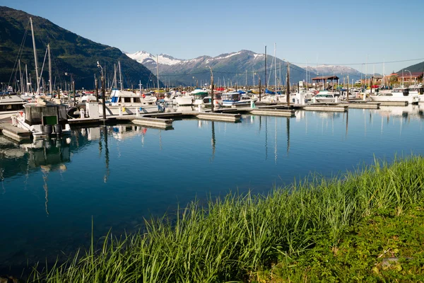 Motorové čluny jachty plachetnice Port přístav Marina Whittier Aljaška — Stock fotografie