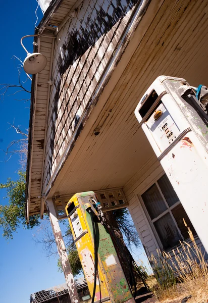 Abandoned Fuel Station Garage Storefront Gas Pumps — Stock Photo, Image