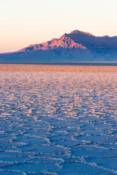 Pisos de sal de Bonneville abrupta montaña occidental gama Sunset — Foto de Stock