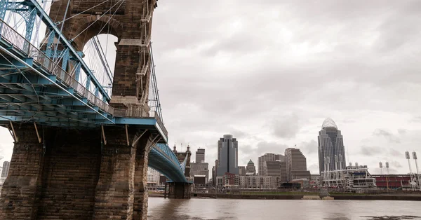 Tormenta sobre puente colgante Newport Kentucky Cincinnati Ohio River — Foto de Stock