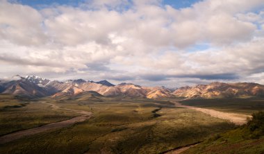 Alaska aralığı Denali Milli Parkı kabarık bulutlar mavi gökyüzü