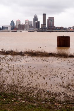 Louisville Kentucky şehir merkezinde şehir manzarası Ohio Nehri sel