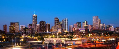 Şehir merkezinde kentsel Metro City Skyline Denver Colorado günbatımı Dusk