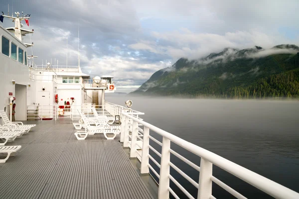 Dimman rullar in Canada's Inside Passage fartyget passagerarfärja — Stockfoto