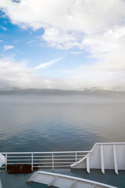 Rouleaux de brouillard dans le traversier à passagers du Passage intérieur du Canada — Photo