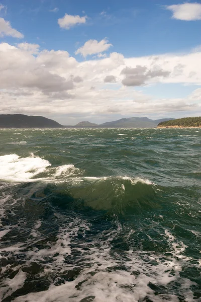 Mar esmeralda áspero olas grandes se hincha Puget sonido — Foto de Stock