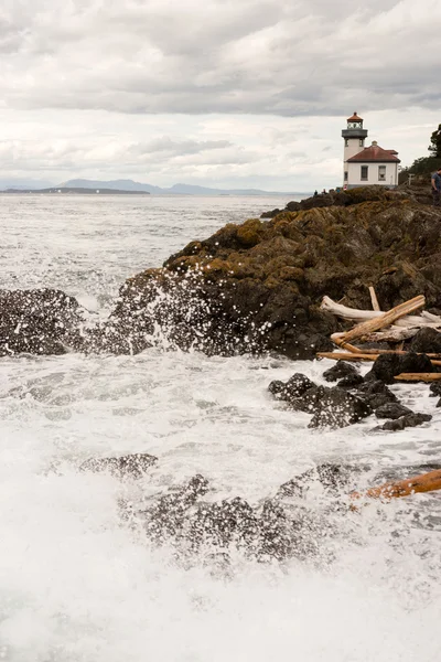 Vågorna krasch på skarpa klippor brygga San Juan Island Lighthouse — Stockfoto