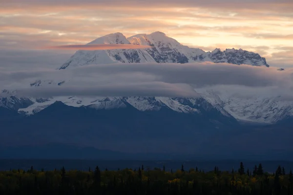 Dağlar Wrangell St Elias Milli Parkı Mt davul Alaska — Stok fotoğraf