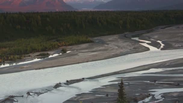 Montanhas da gama Denali Wide Shot Panning através — Vídeo de Stock