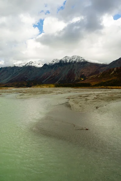 Turquoise Water Gulkana rivier stroomt door Alaska Range — Stockfoto