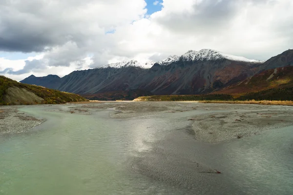 Fluxos do rio Gulkana de água azul-turquesa por Alaska Range — Fotografia de Stock