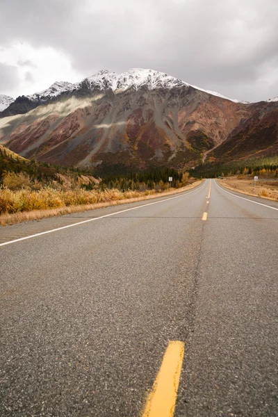 Estrada leva através de picos Alaska Range Outono temporada Outono — Fotografia de Stock