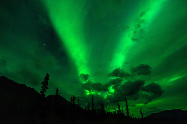 Wrangell berg norrsken Aurora Borealis Alaska natt — Stockfoto