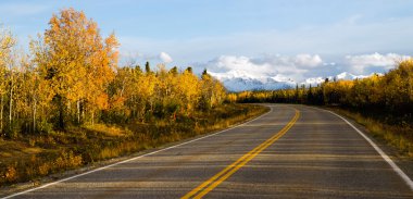 Otoyol doruklarına Alaska aralığı sonbahar sonbahar sezonu boyunca yol açar.