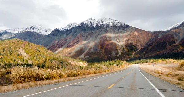 Carretera conduce a través de picos Alaska Range Otoño Temporada Otoño —  Fotos de Stock