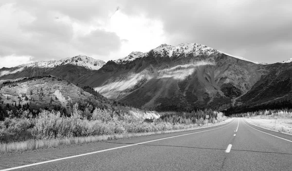Carretera conduce a través de picos Alaska Range Otoño Temporada Otoño — Foto de Stock