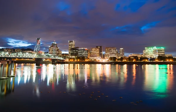 Portland Oregon Waterfront Willamette River fluyendo bajo Hawtho — Foto de Stock