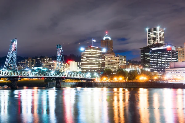 Portland Oregon Waterfront Willamette Nehri Hawtho altında akan — Stok fotoğraf