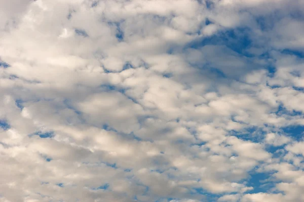 Big Sky Blue White Puffy Clouds Rolling Along — Stock Photo, Image