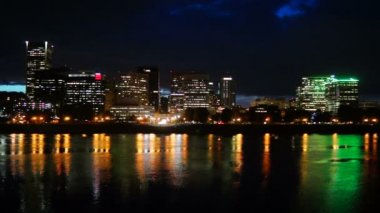 Gece Willamette Nehri Portland Oregon Waterfront şehir manzarası
