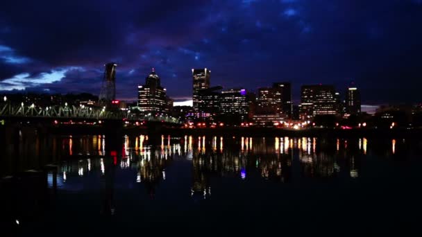 Nighttime Willamette rivier Portland Oregon waterkant stad Skyline — Stockvideo