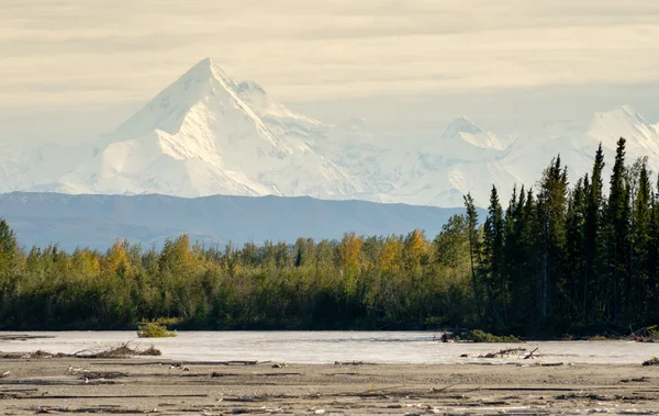 Delta nehir bulutlu gökyüzü Alaska dağ aralığı son sinir — Stok fotoğraf