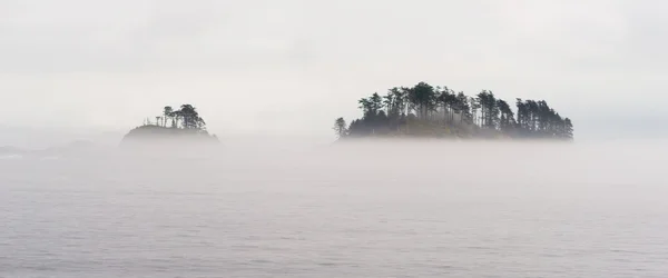 Pequeñas islas aisladas en el crucero de pasaje Aguas canadienses — Foto de Stock