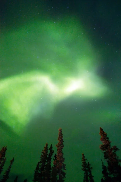 Το βόρειο σέλας αναδύεται μέσα από σύννεφα απομακρυσμένο Αλάσκα — Φωτογραφία Αρχείου