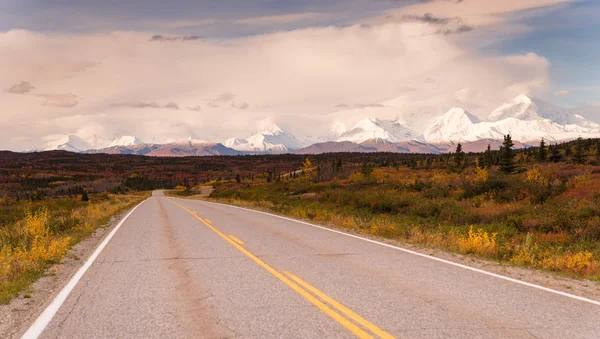 Carretera pasa a través del cambio de colores Alaska Montañas Otoño S —  Fotos de Stock