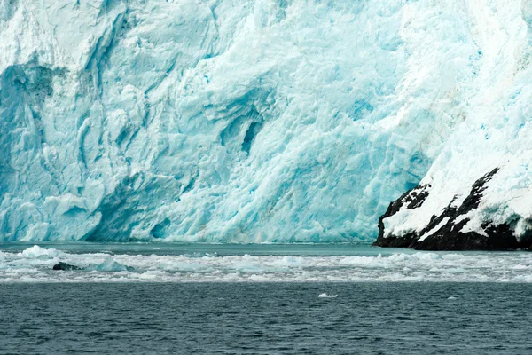 Aialik 氷河氷流れ太平洋海アラスカの海岸 — ストック写真