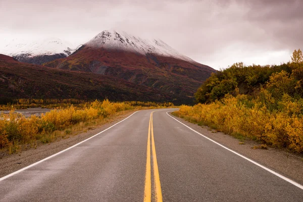 Auto-estrada atravessa mudança de cores Alaska Mountains Outono — Fotografia de Stock