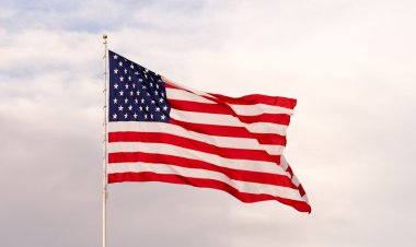 Parlak vatansever Amerikan bayrağı Stars and Stripes sallayarak Rüzgar 