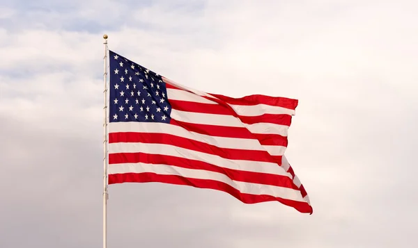 Vent agitant lumineux patriotique drapeau américain étoiles et rayures — Photo