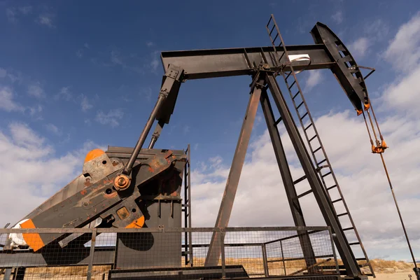 Wyoming Industrial Oil Pump Jack Fracking Crude Extraction Machine — Stock Photo, Image