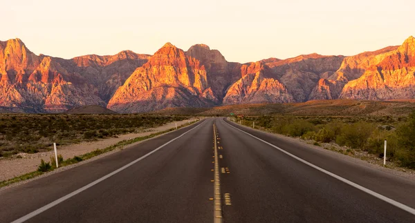 Two Lane Highway Leads to Red Rock Canyon Las Vegas USA — Stock Photo, Image