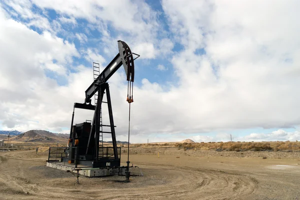 Wyoming Industrial Oil Pump Jack fratturazione macchina di estrazione del greggio — Foto Stock