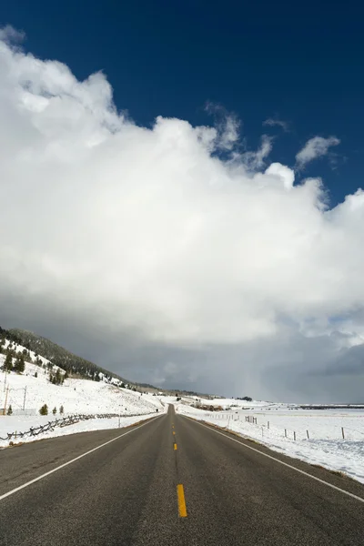 Cielo tempestoso Nuvole tuonanti Grande cielo Paese Montana Meteo Appro — Foto Stock