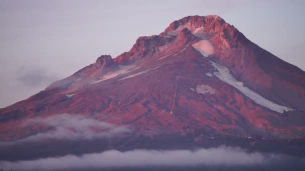 Mount Hood bulutlar Pass Trillium gölde güneşin battığı — Stok video