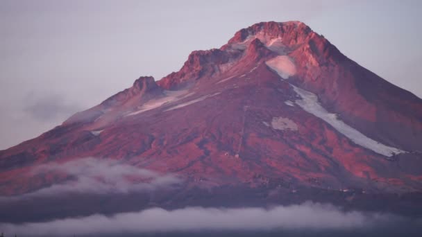 A naplemente a Mount Hood felhők hágó Trillium-tó — Stock videók