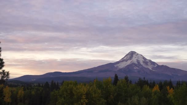 Słońce wschodzi na Mount Hood chmury przebiegu napowietrznych — Wideo stockowe