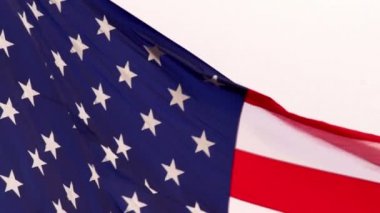 Parlak vatansever Amerikan bayrağı Stars and Stripes sallayarak Rüzgar