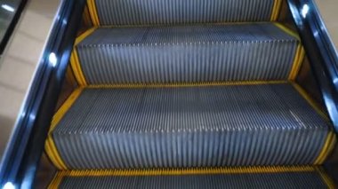 Adımları hareketli Havaalanı yürüyen yaya ulaşım çelik