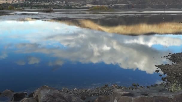 Hladké pomalý přesun Columbia River Blue Sky bílé mraky — Stock video